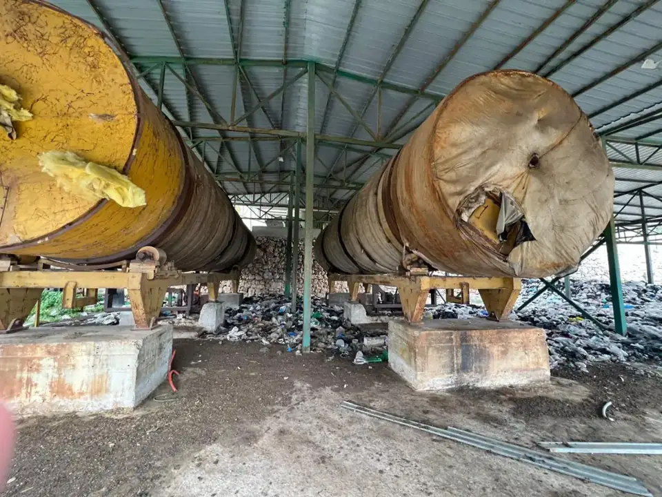 Rotating drum units at a waste treatment and recovery facility